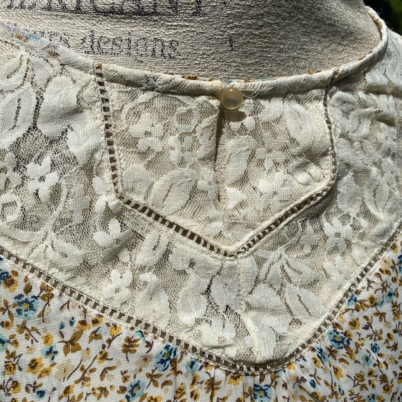 Floral Top - Picture 2 of 7